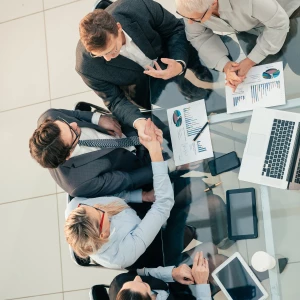 Jak stworzyć kapsułową garderobę: 30 uniwersalnych ubrań na każdą okazję i budżet